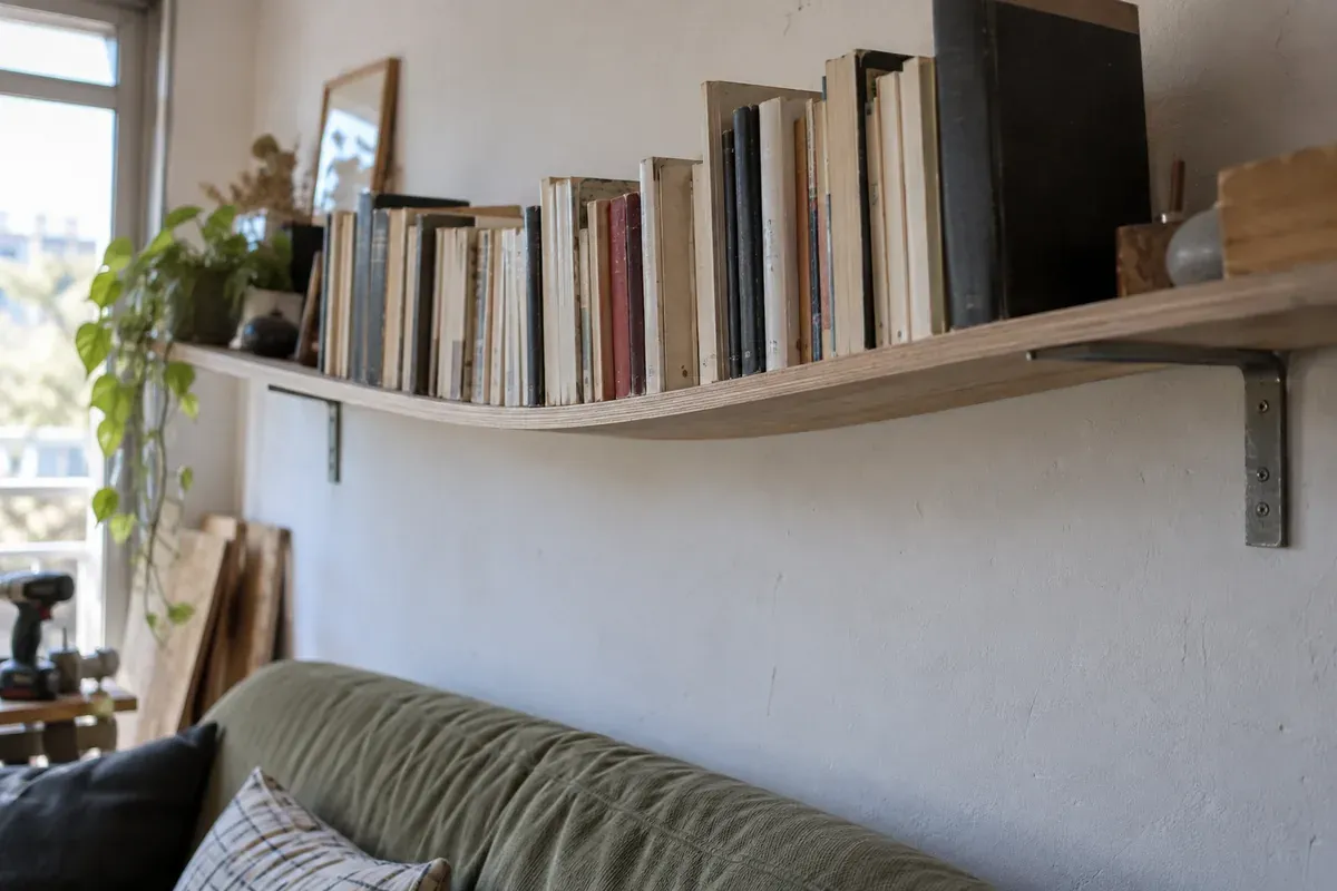 Pourquoi une étagère plie et pourquoi un meuble bascule